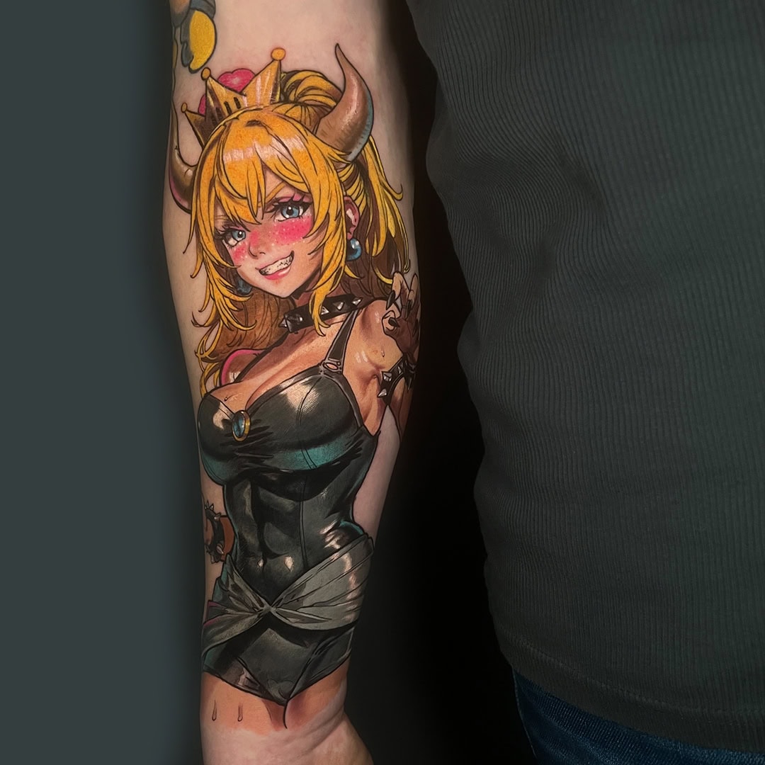 Farbige Figurentätowierung auf einem Unterarm