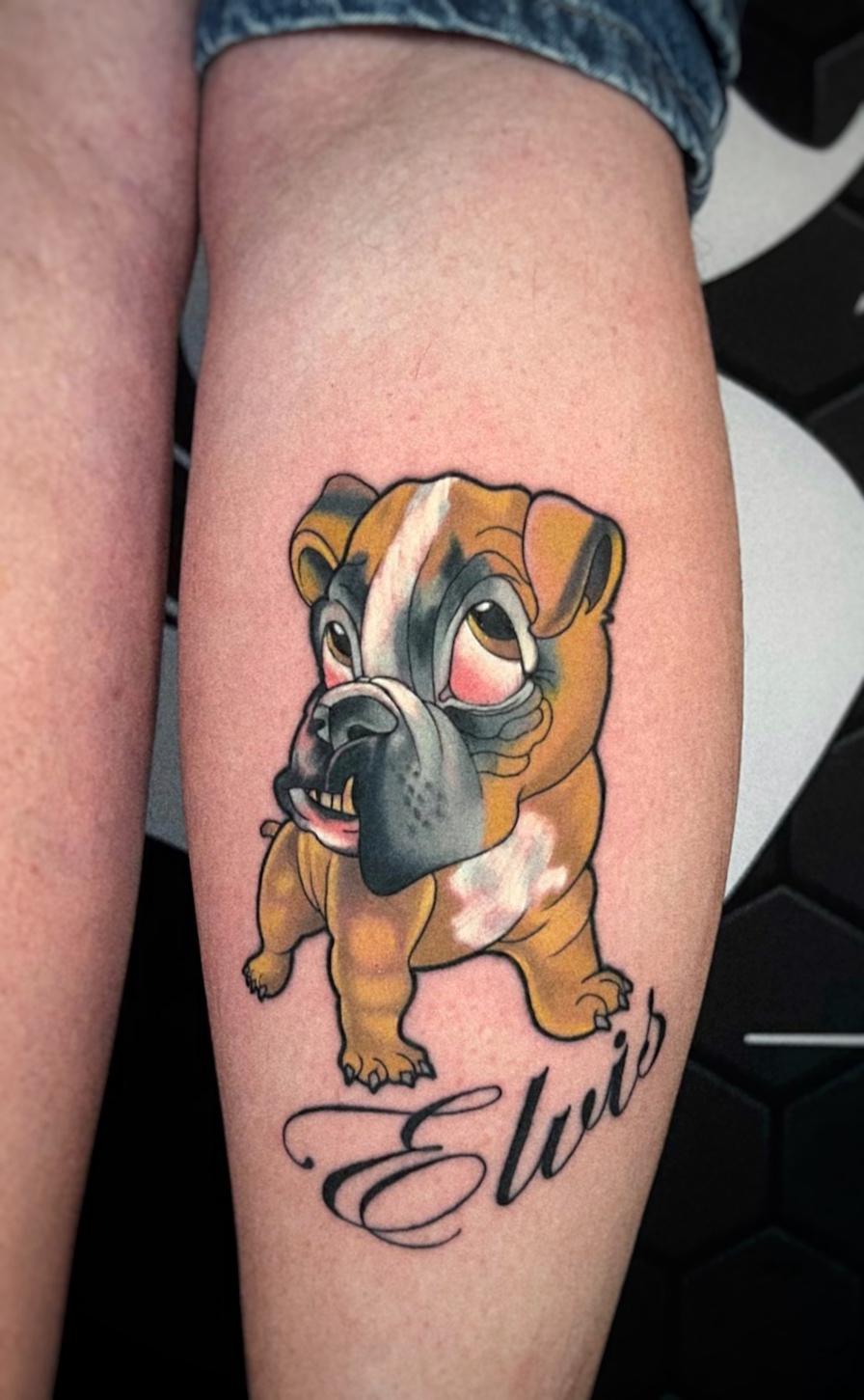 Hundetattoo mit Schriftzug Elvis auf Bein.
