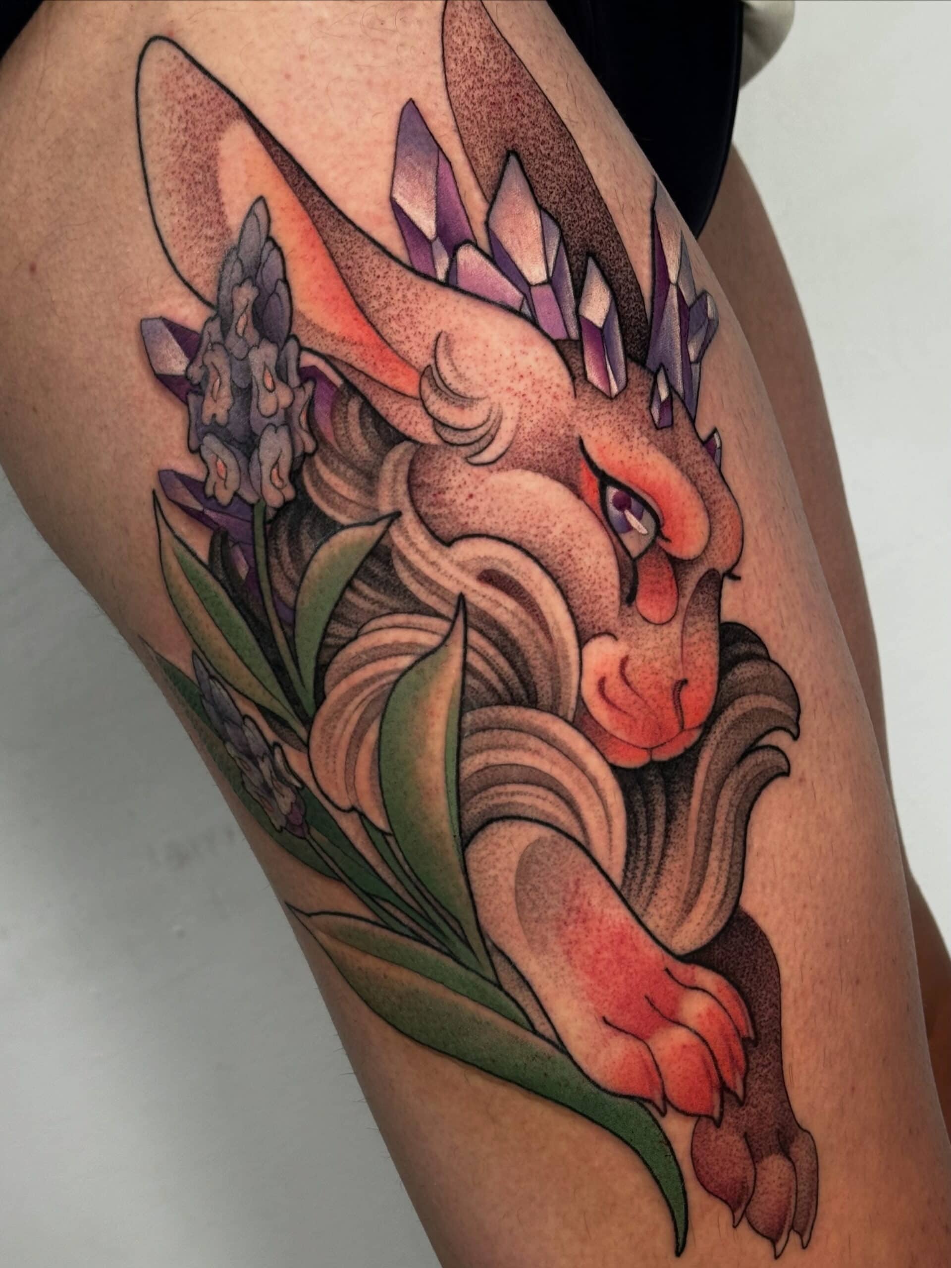 Hasentattoo mit Kristallen und Blumen.