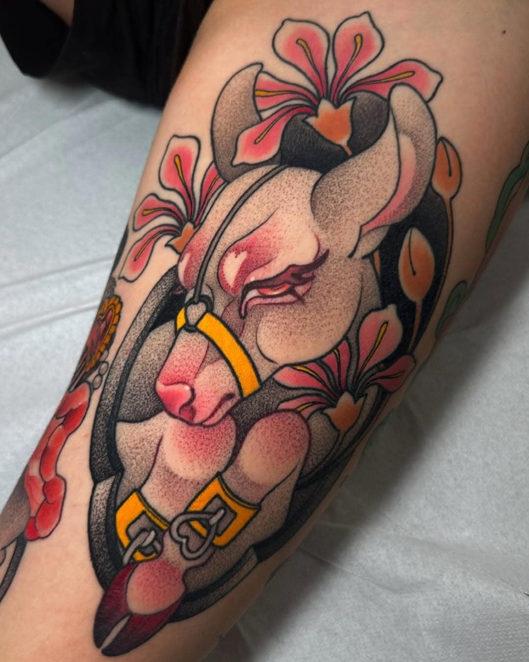 Tattoo eines Pferdekopfes mit Blumen