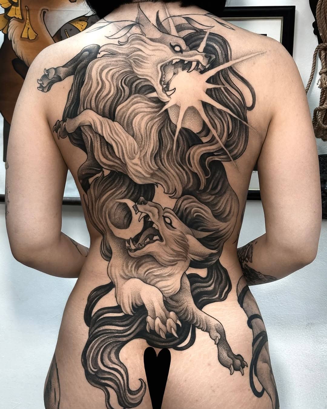 Großes Drachen-Tattoo auf Rücken einer Person.