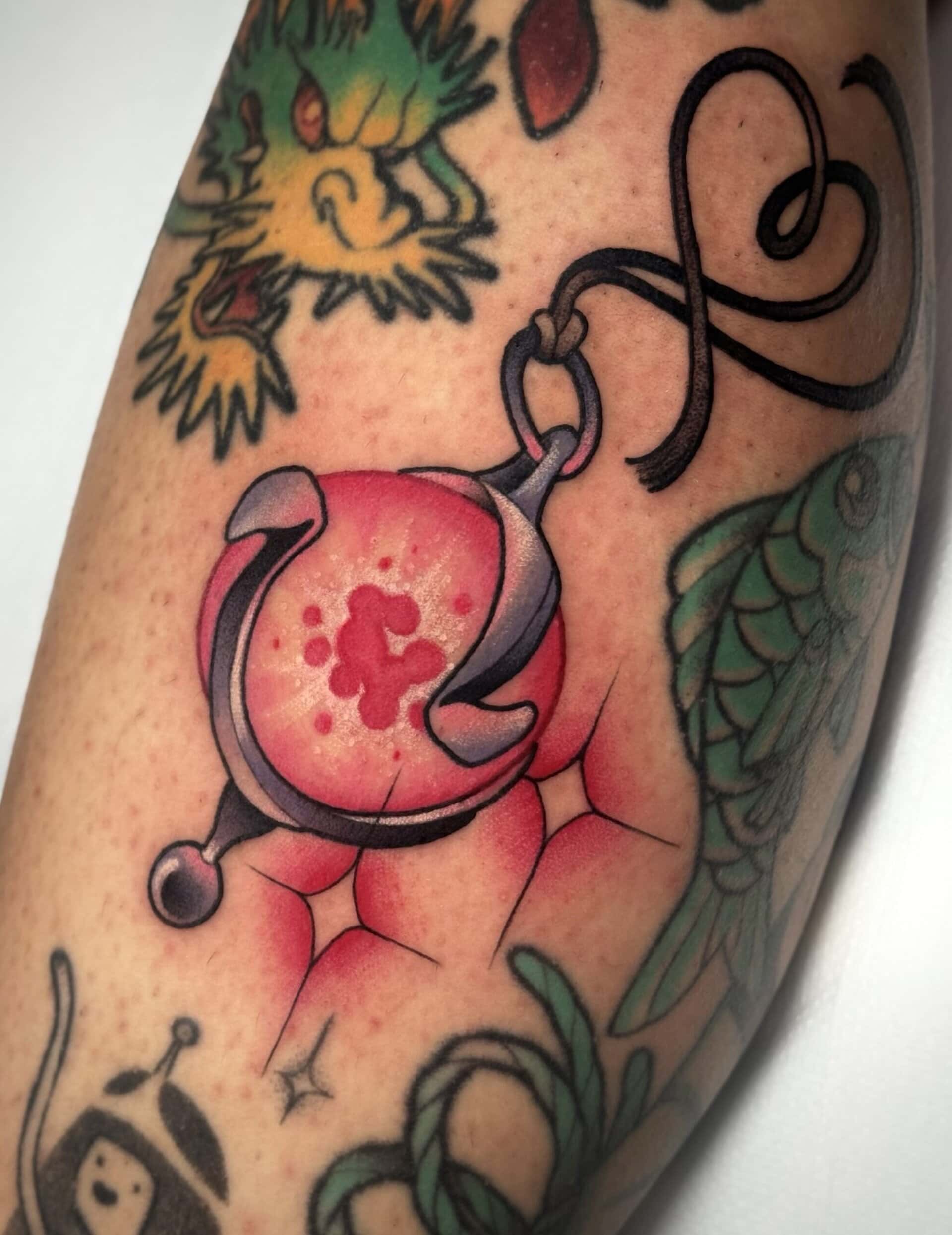 Buntes, detailliertes Tattoo auf Haut