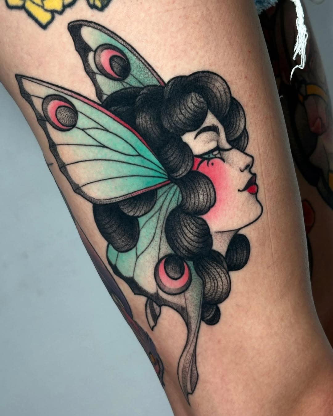 Frau mit Schmetterlingsflügeln Tattoo auf Bein