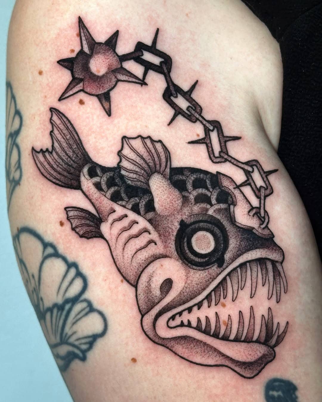 Dämonenfisch-Tattoo mit Kette und Morgenstern.