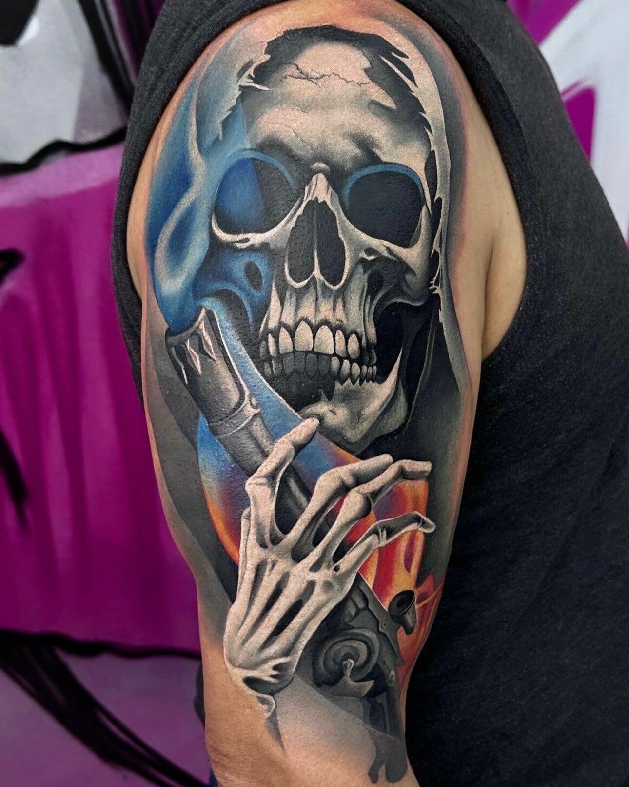 Schädeltattoo mit Pistole auf Arm