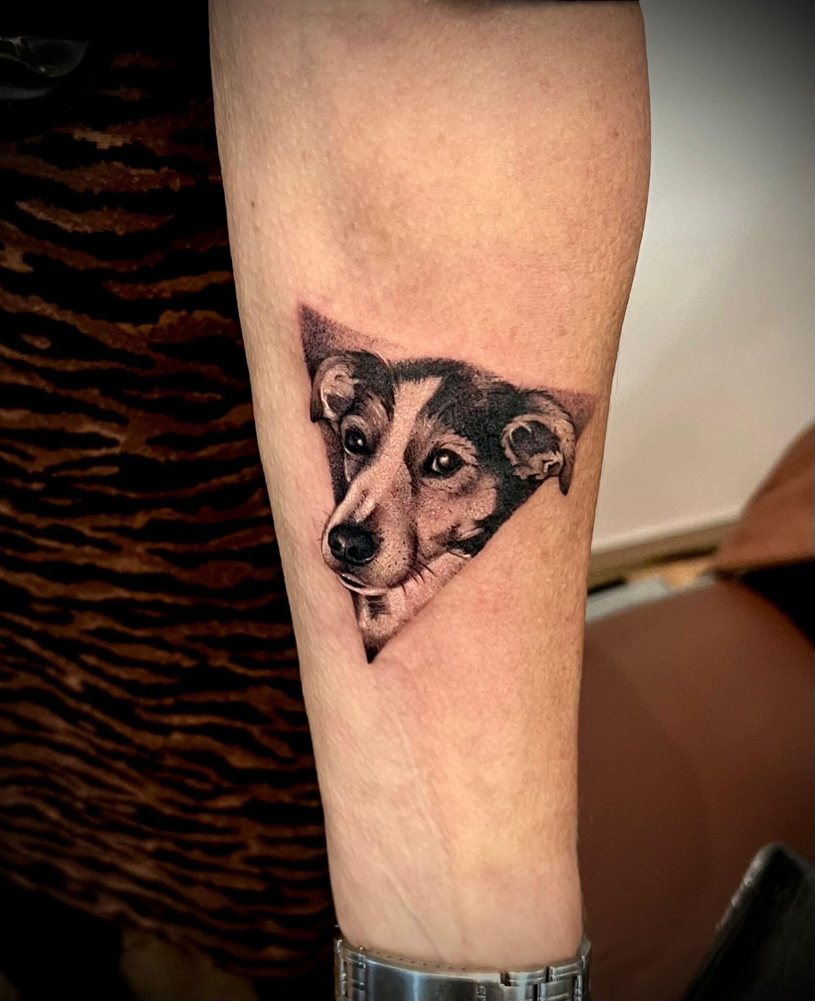 Tattoo eines Hundes auf dem Arm