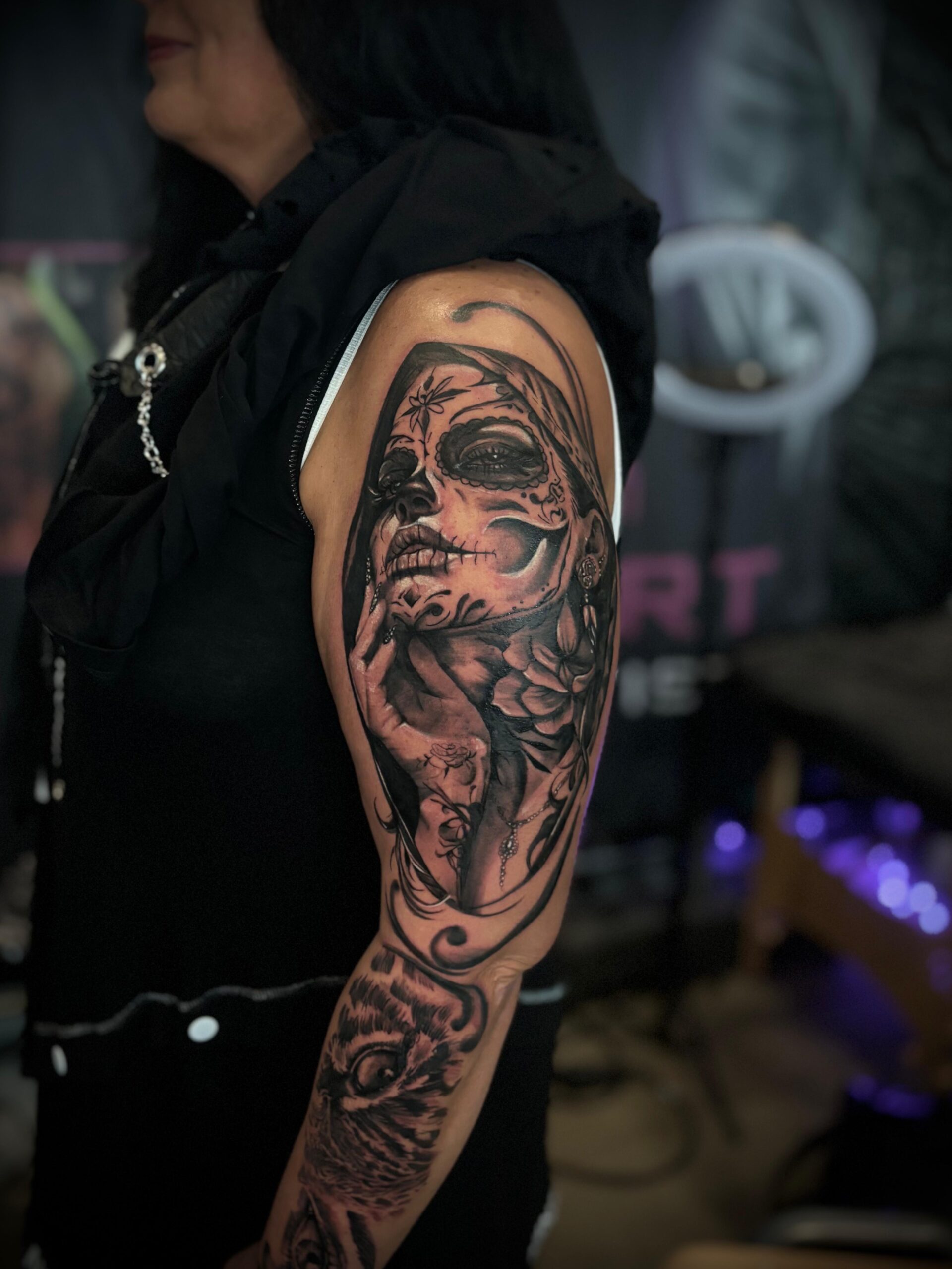 Frau mit großem Arm-Tattoo