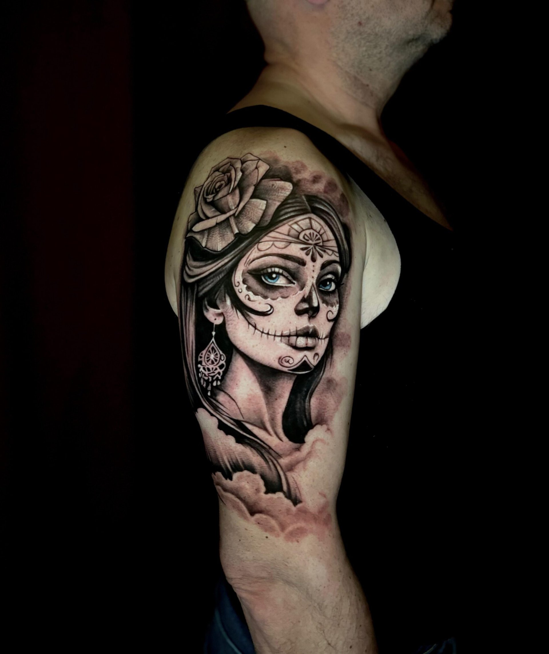 Tattoo mit Frau und Totenkopf-Motiv auf dem Arm.