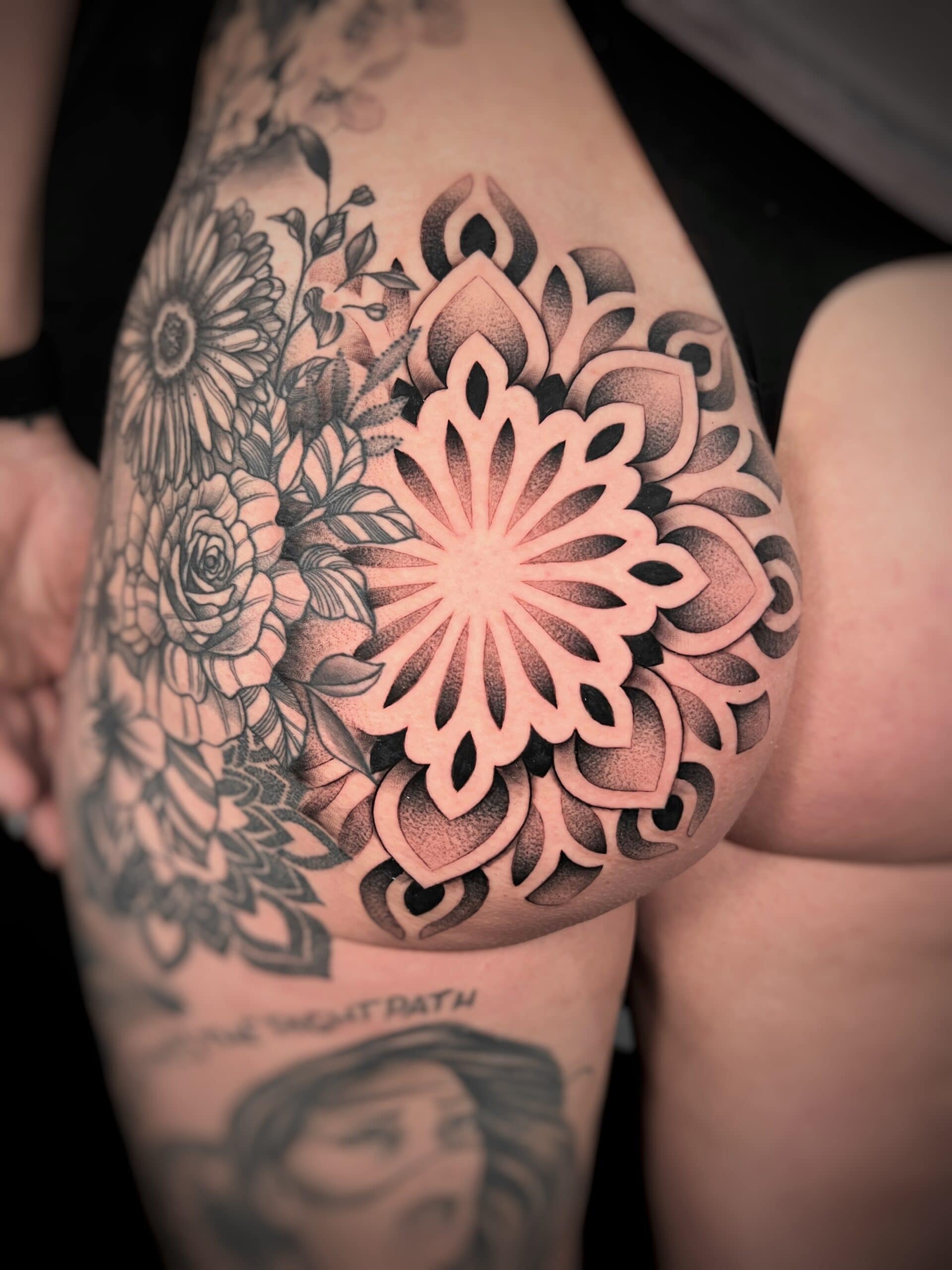 Florales Tattoo auf Haut