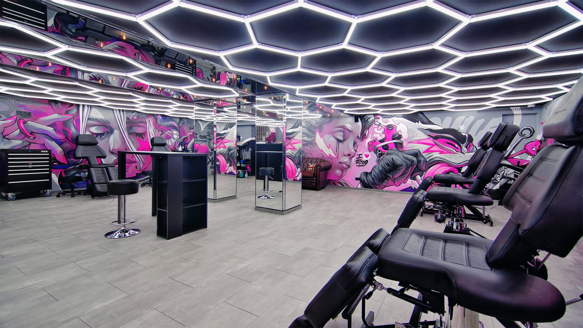 Tattoo-Studio TattooAvenue mit Graffiti-Wänden und modernen Sesseln.