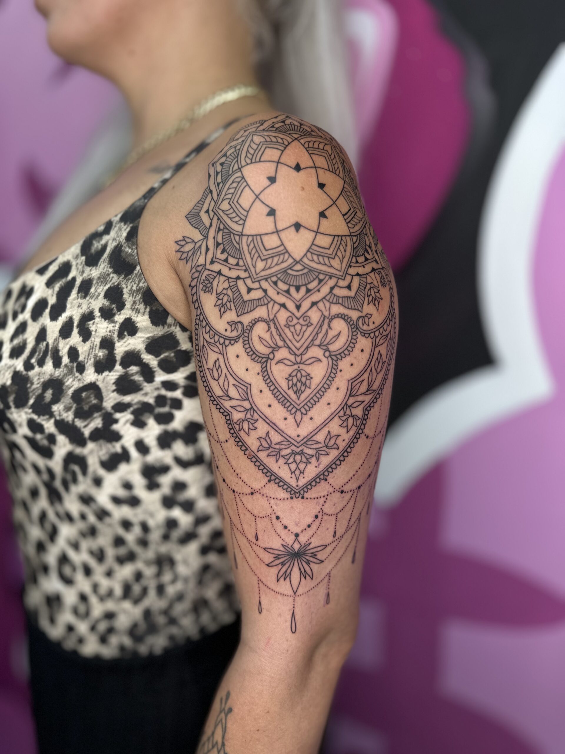 Mandala-Tattoo auf Schulter einer Person