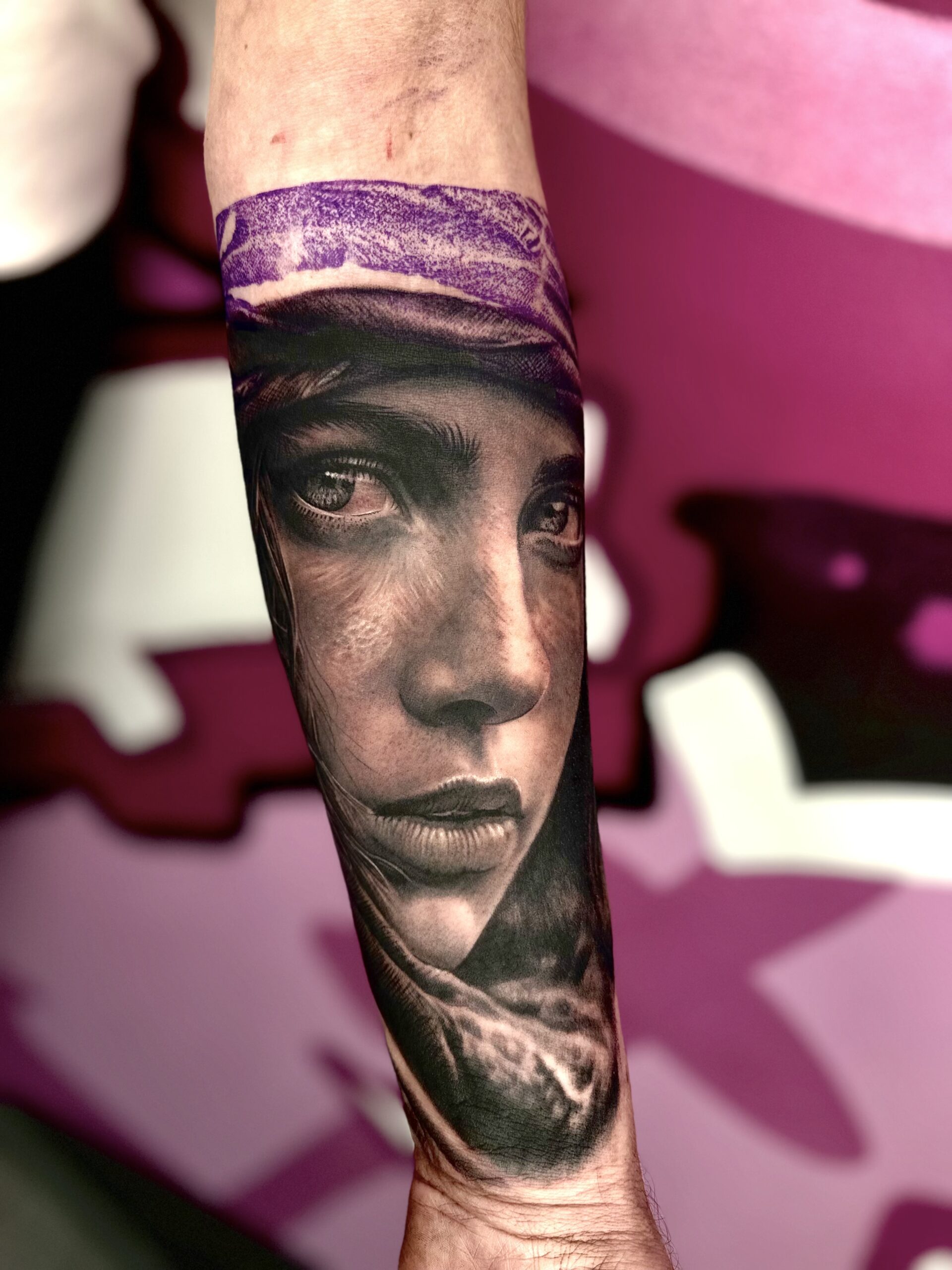 Realistisches Porträt-Tattoo eines Gesichts auf Unterarm.