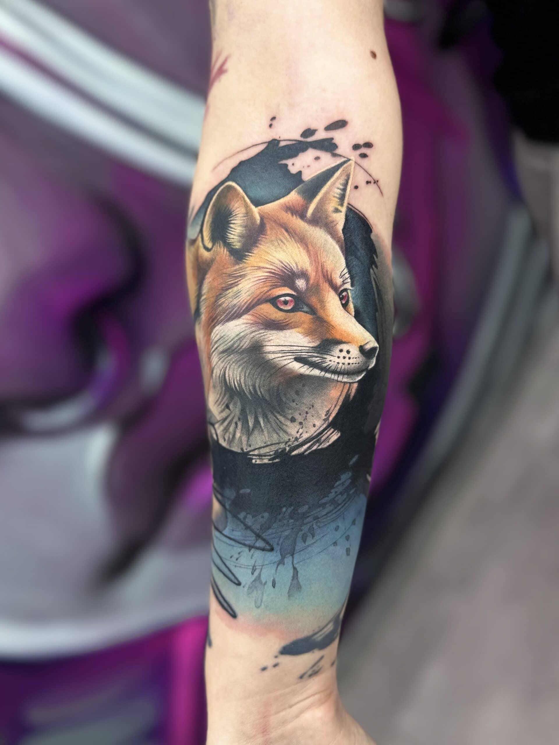 Fuchs Coverup Tattoo auf Unterarm, realistisch und bunt.