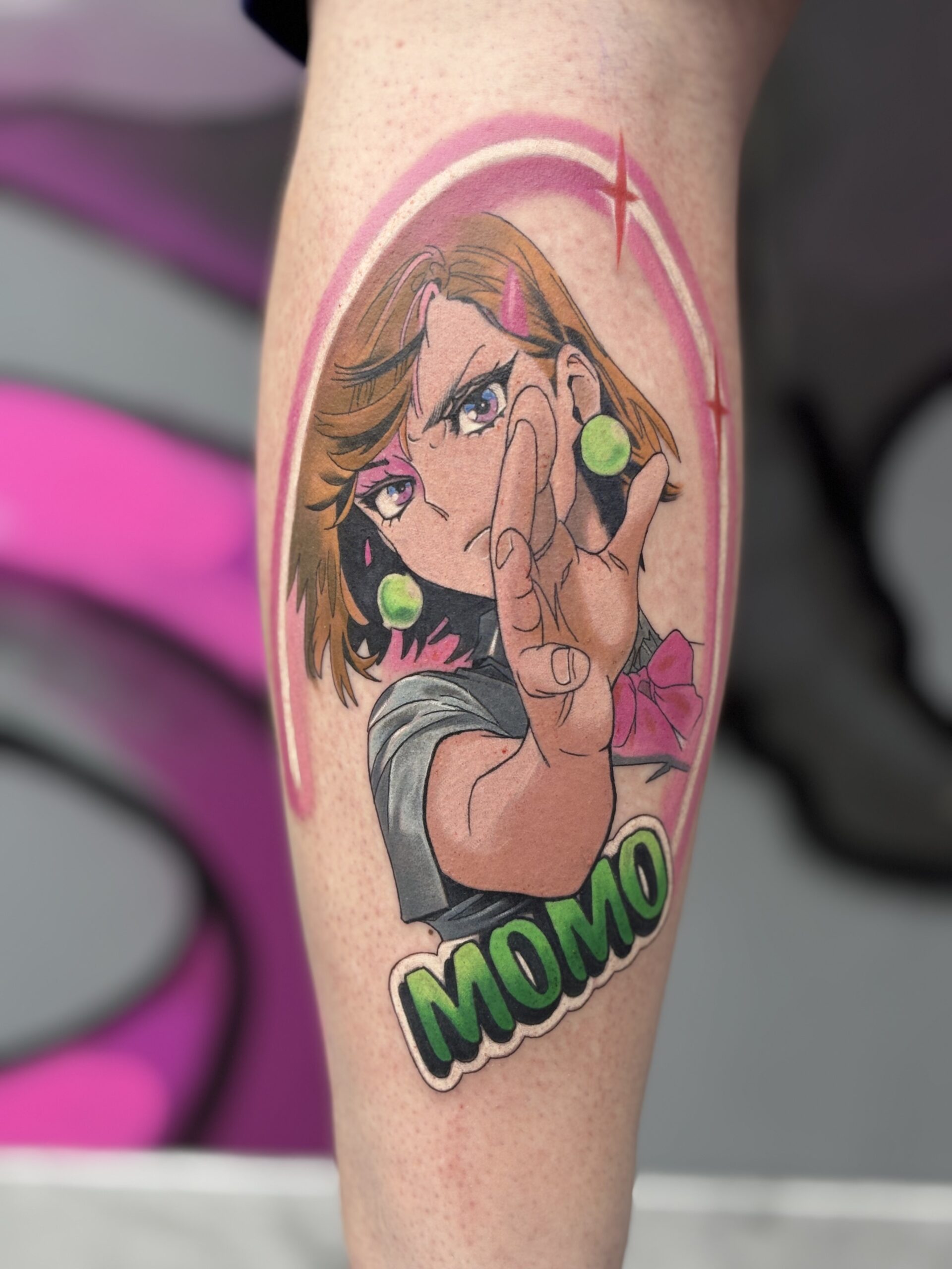 Momo Anime-Tattoo auf einem Bein