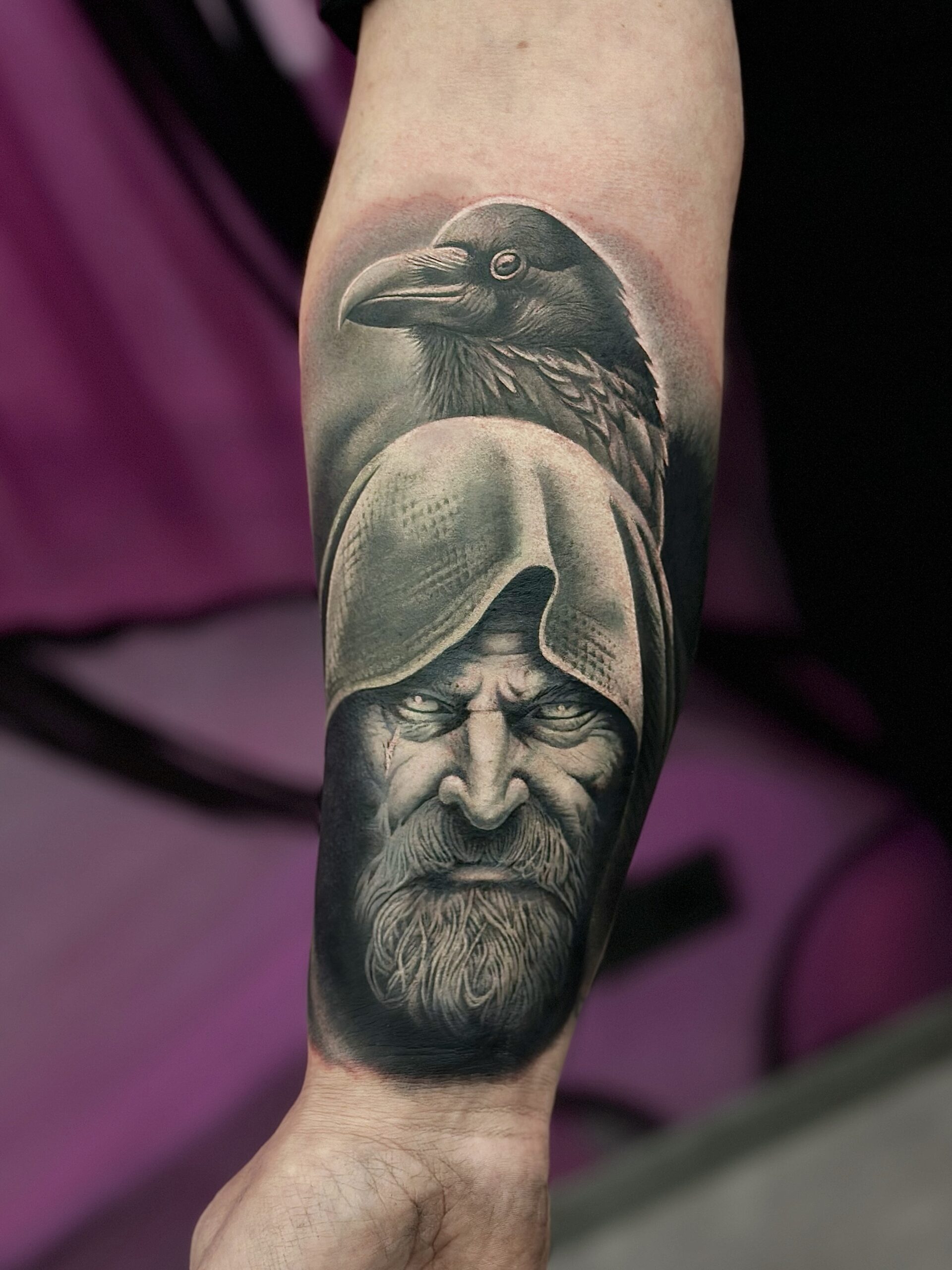 Arm-Tattoo mit Odin und Rabe