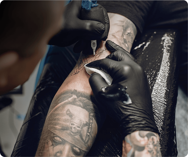 Person tätowiert Arm mit Tinte.