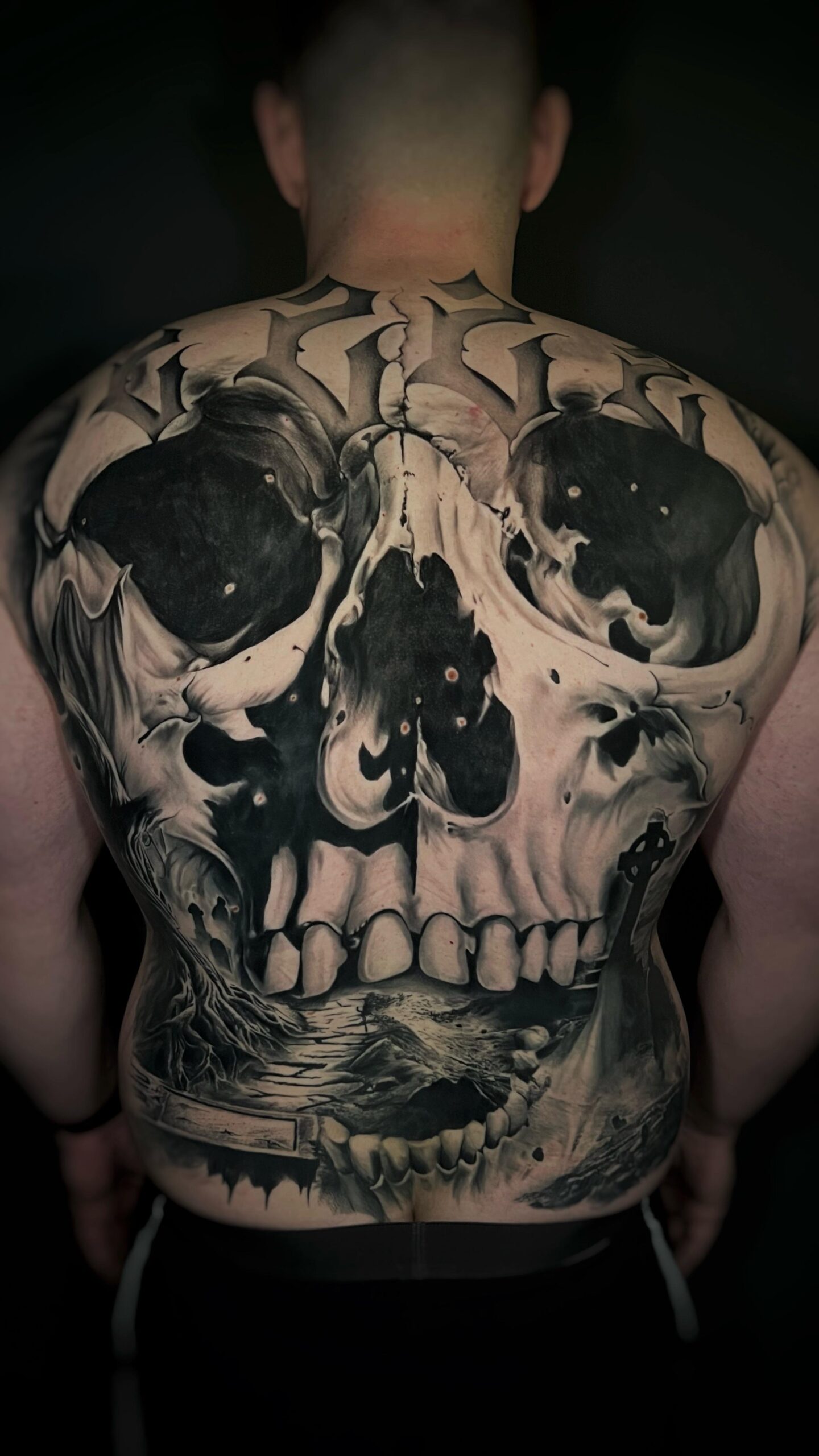Rückentattoo eines Schädels / Totenkopf mit Baum, Straße, Grabstein.